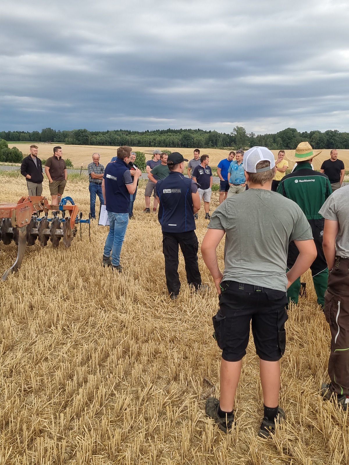 Feldbegehung zur Bodenbearbeitung im Sommer im Bezirk Steyr, gemeinsam mit dem Maschinenring. Es wurden die aktuelle Situation am Feld besprochen und unterschiedliche Geräte für die Bodenbearbeitung vorgestellt. Bei der aktuellen Trockenheit ist bei den vorhergesagten Temperaturen ein Zuwarten bis zum nächsten Niederschlag sinnvoll. Wir freuen uns über das große Interesse. © BWSB