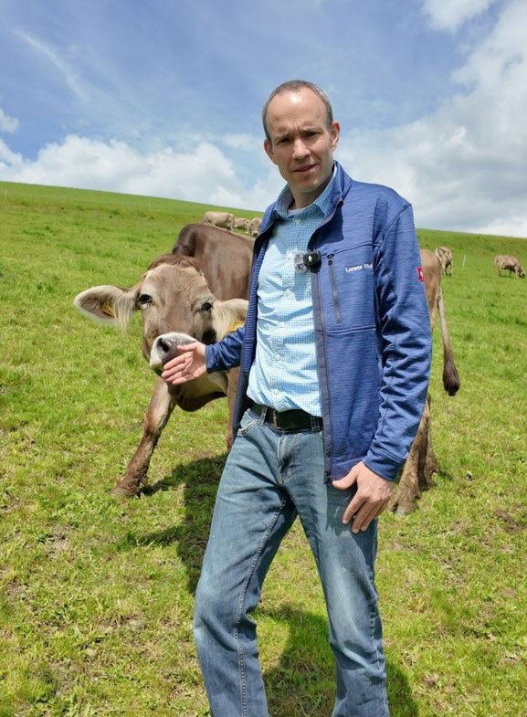 Prof. Lorenz Khol mit einer Kuh auf der Almweide © LK Tirol