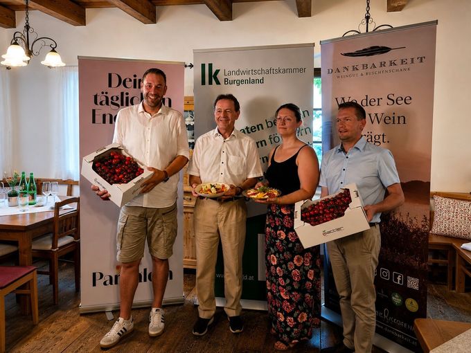Tag der Paradeiser_Lukas Sattler_Nikolaus Berlakovich_Christine  und Andreas Glück (c)LKBgld.jpg © LKBgld