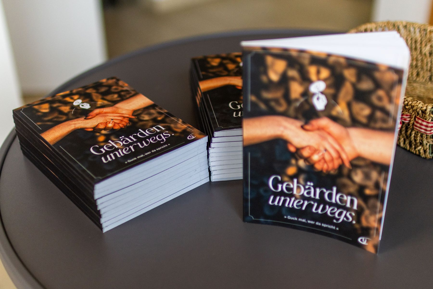 Bild 4 Gebärdensprache Buch.jpg © LJ Tarsdorf