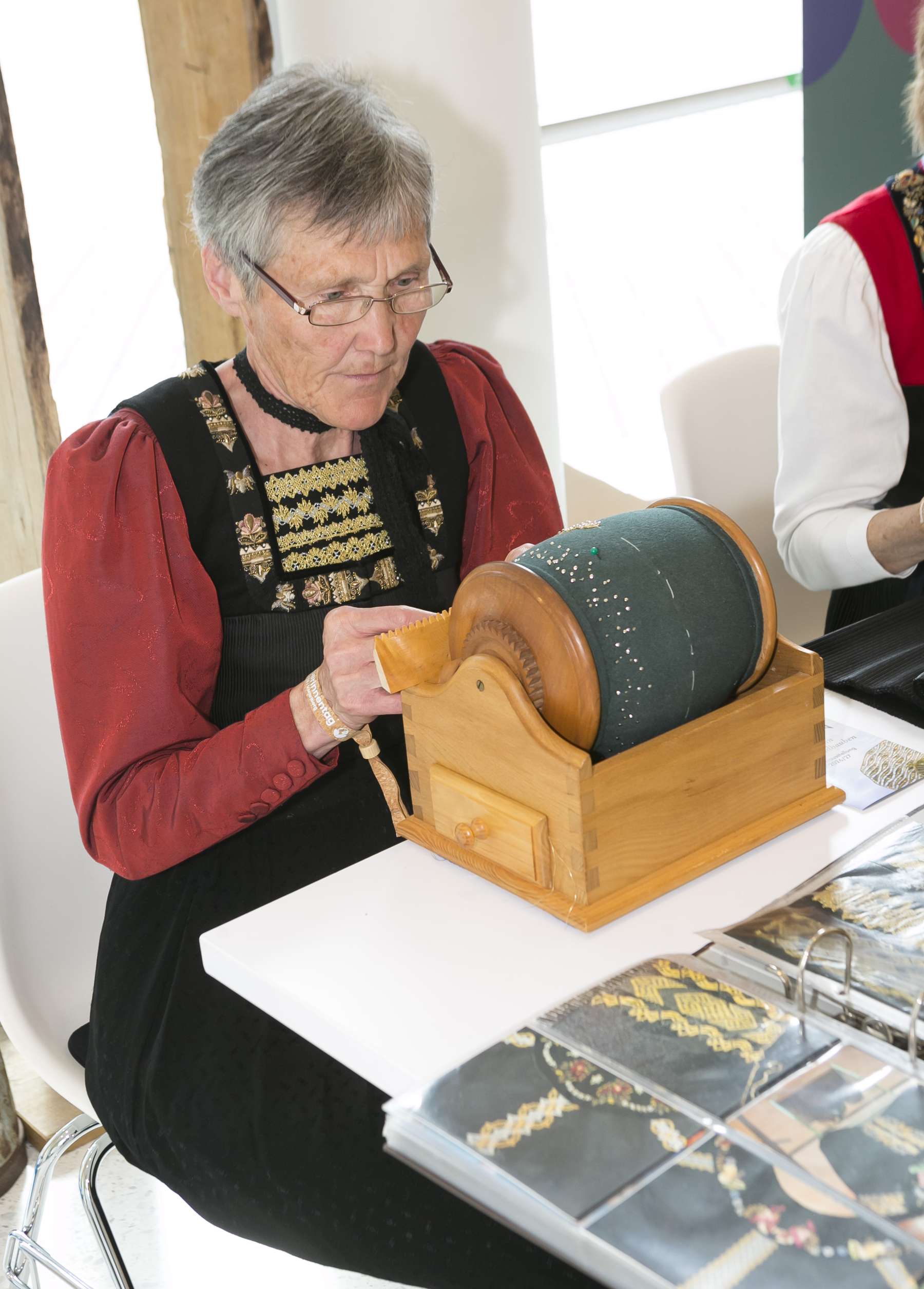 Vorarlberger Bäuerin beim Klöppeln.jpg © APA-Fotoservice/Mathis für Bäuerinnen Österreich
