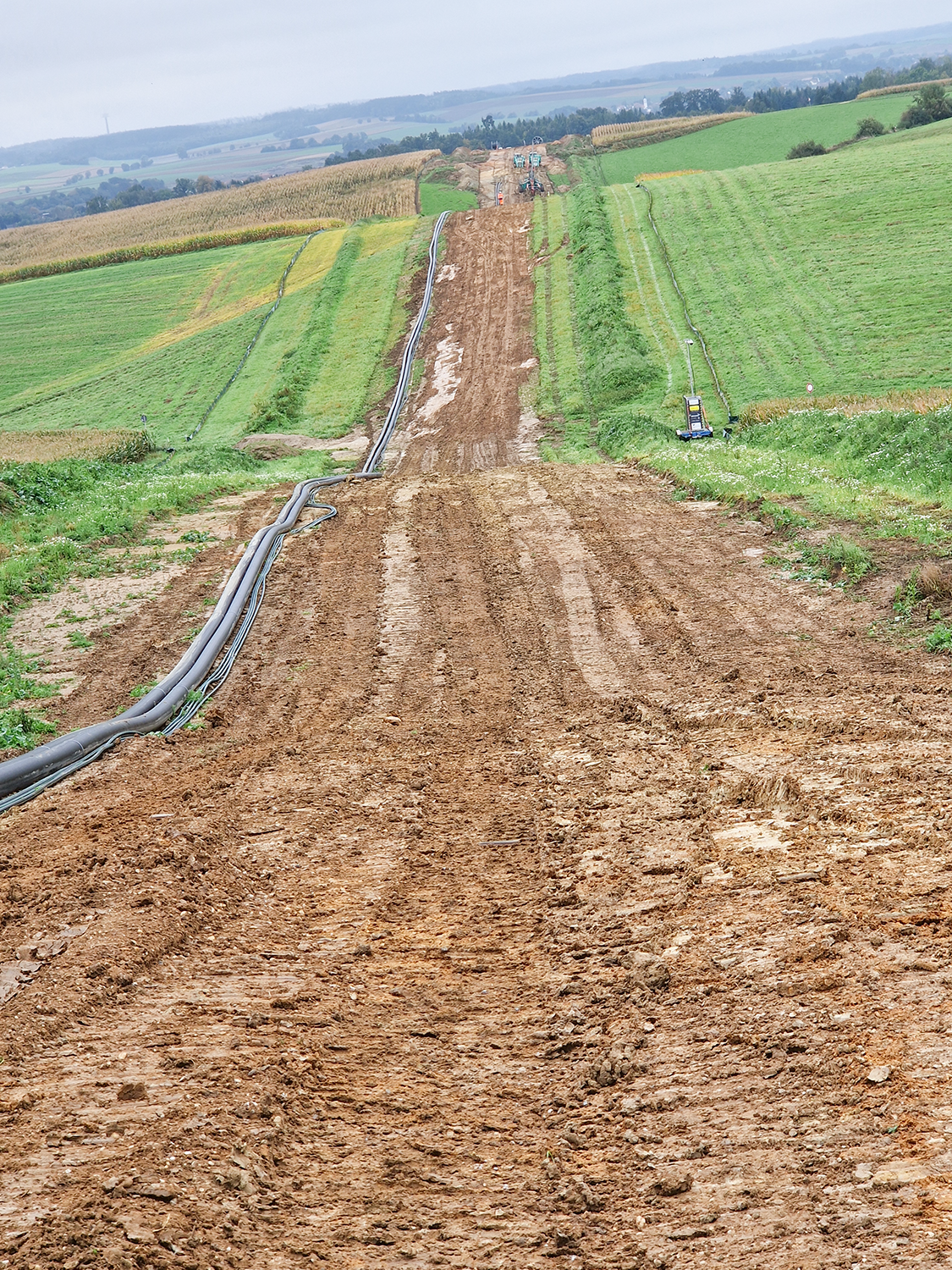 Ein Feld indem ein Erdkabel zur Stromweiterleitung verlegt wird © Hausmann