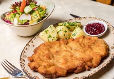 Schnitzel mit Salat.jpg © AMA ENUSS REGION / wildbild.at