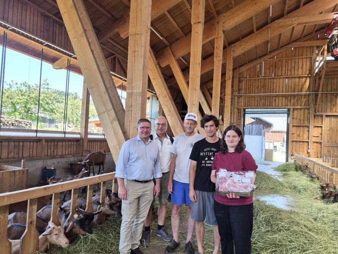 Bild 4 - 20260626_093559 - Gruppenfoto im Stall - Schullern Johannes.jpg © BBK Rohrbach