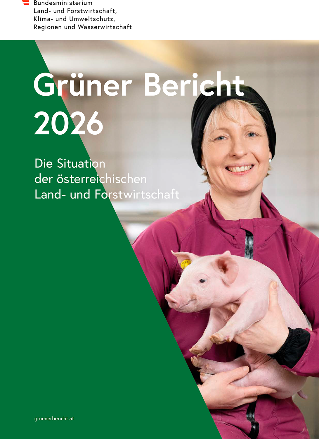 Titelseite des Grünen Berichts 2026 mit einer Bäuerin im Stall die ein Ferkel in der Hand hält © Bundesministerium