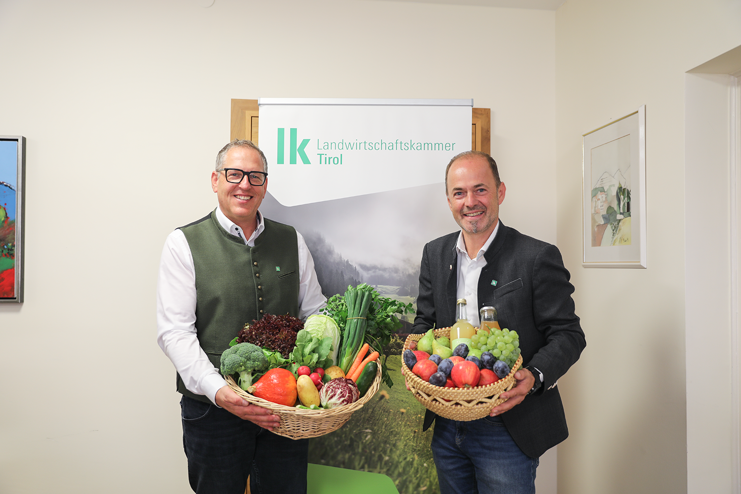 Fachbereichsleiter Ulrich Zeni und Präsident Josef Hechenberger mit Obst und Gemüsekorb in den Händen © LK Tirol