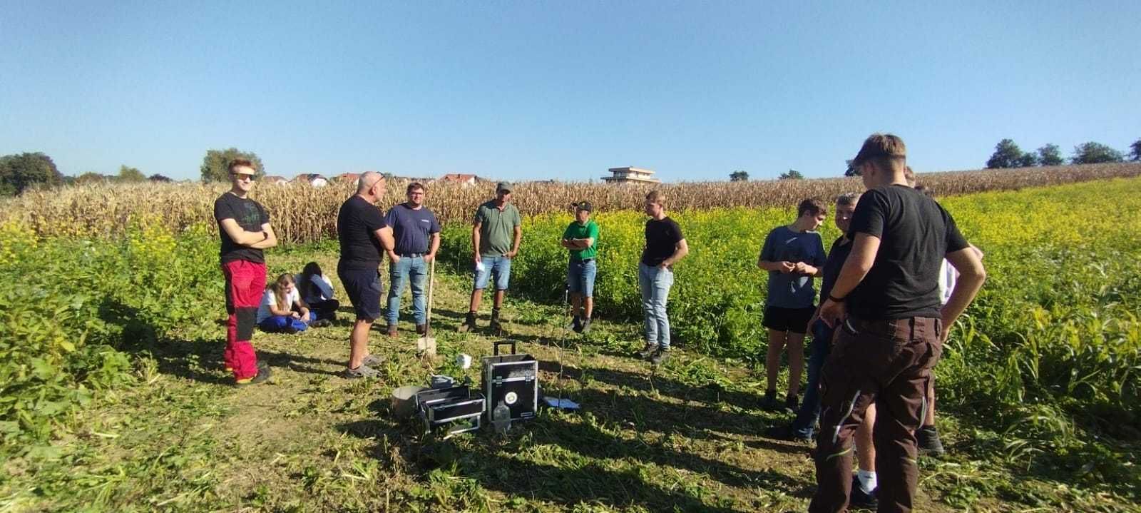 Eindrücke zur Feldbegehung in Waizenkirchen mit Besichtigung des Zwischenfruchtversuches der Boden.Wasser.Schutz.Beratung und eine Vorstellung des Bodenkoffers statt. Es wurden vielfältige Themen von Pflanzenschutz, über Bodenbearbeitung bis hin zu Düngung diskutiert. Mit dabei waren Schulklasse der LWBFS Waizenkirchen und einige interessierte Landwirte aus der Umgebung. Danke für den intensiven, fachlichen Austausch. © BWSB