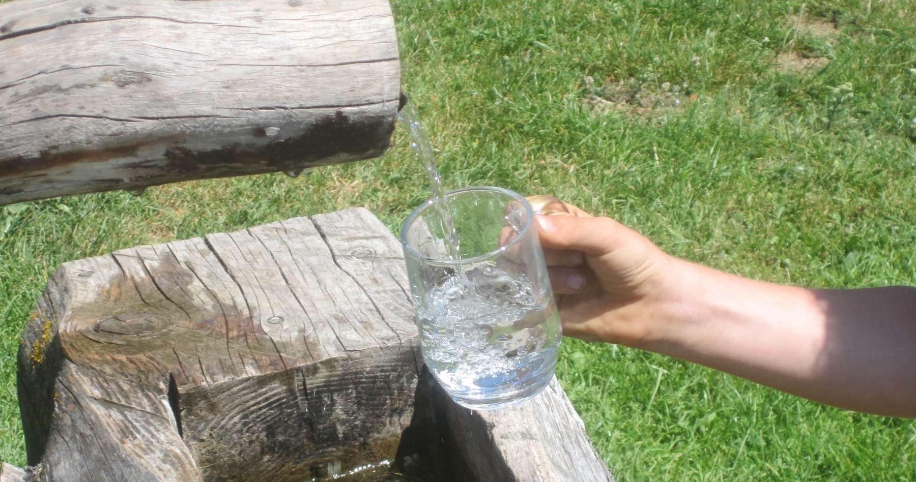Brunnen_Wasser_Glas.jpg © BWSB/Wallner