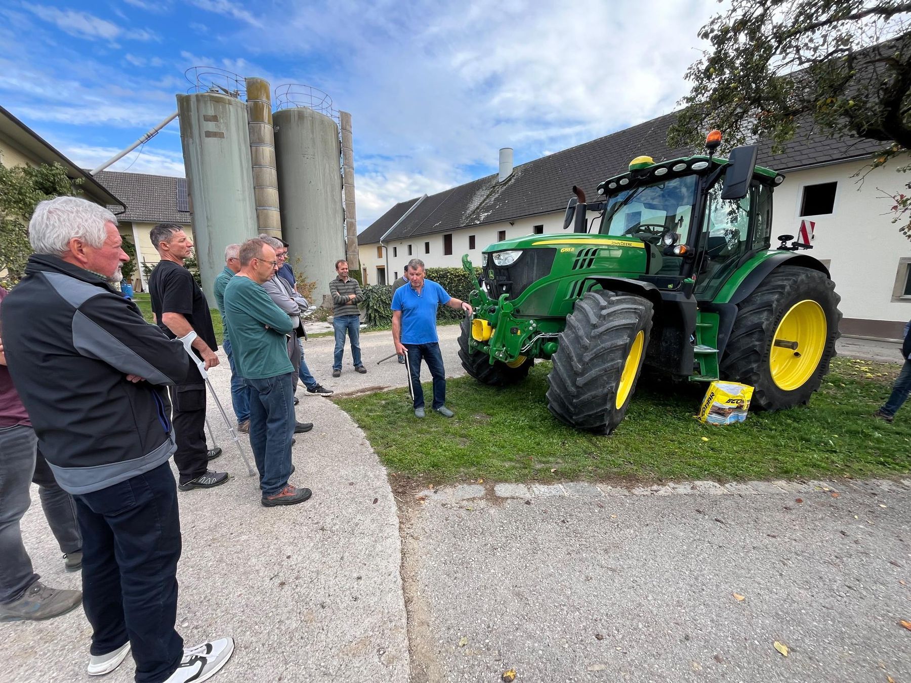 "Gesunder Boden unter Druck?" war das Thema der BWSB-Feldbegehung am Betrieb Radlgruber in Neuhofen an der Krems. Gemeinsam mit Dr. Hans-Peter Haslmayr von Agrar-EN, Gerold Wagner von Terra Smart und Alexander Schmid (BWSB) wurden die Auswirkungen von Bodenverdichtungen, praktische Möglichkeiten zur Reifendruckregelung sowie aktuelle Informationen zum vorbeugenden Grundwasserschutz besprochen. 
Vielen Dank an die Referenten und an Familie Radlgruber! © BWSB