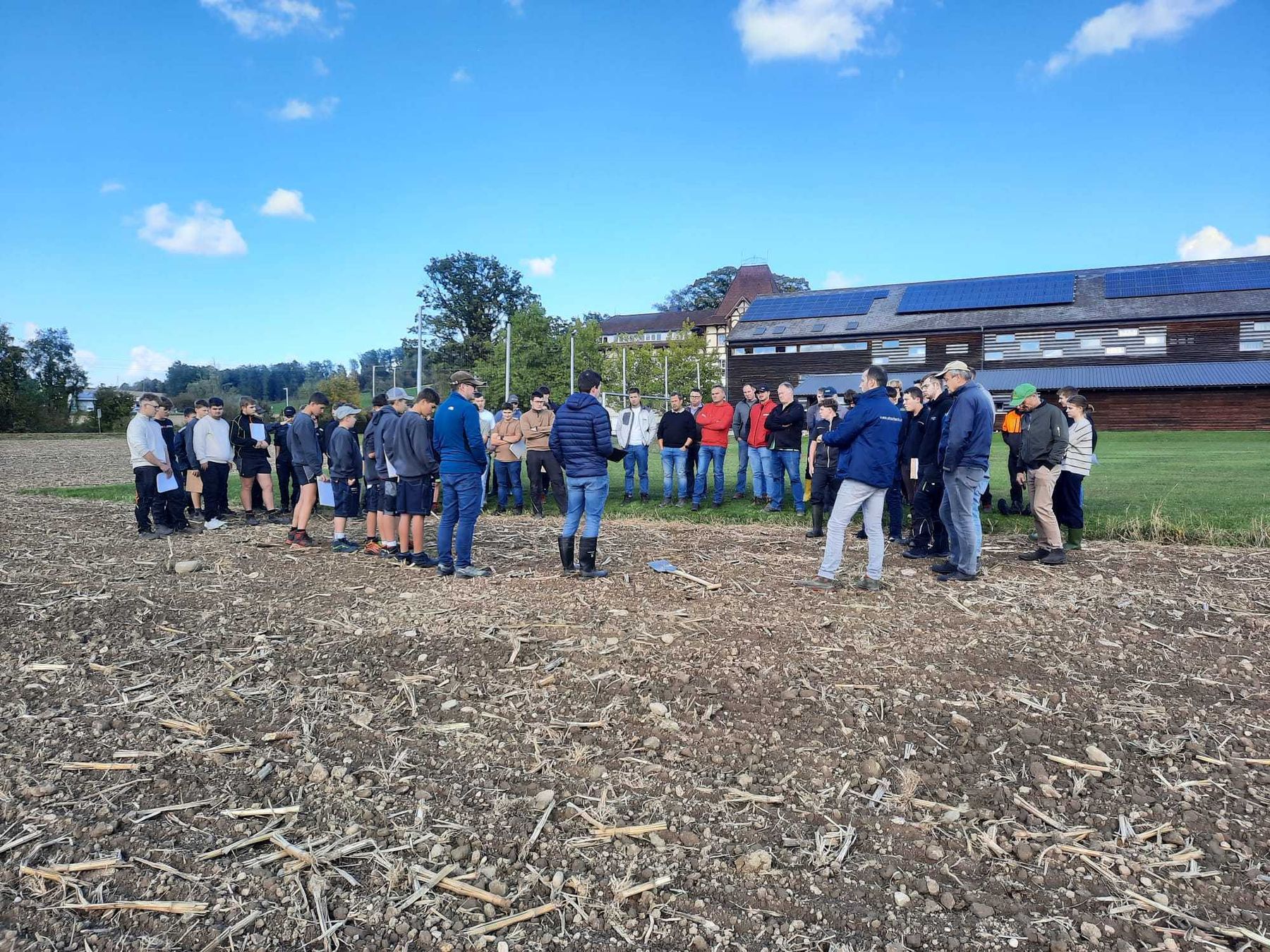 Über 60 Interessierte bei der Feldbegehung "Arbeitskreis Boden.Wasser.Schutz Innviertel". Hauptthemen diesmal: Aktuelles zu Pflanzenschutzmaßnahmen von Berater Jakob Angerer, LK OÖ und Besichtigung der ZWF-Versuche mit Elisabeth Murauer, BWSB. Herzlichen Dank dem Betriebsführer und Lehrer-Team der LWBFS Otterbach für die Versuchsanstellung und Bereitstellung als Austragungsort! © BWSB