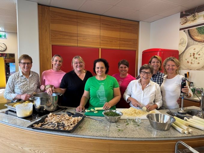 Bild 1_PA Welternährungstag_Bäuerinnen kochen für Caritas-Wärmestube_LK OÖ_Grandl_klein.jpg © LK OÖ, Grandl