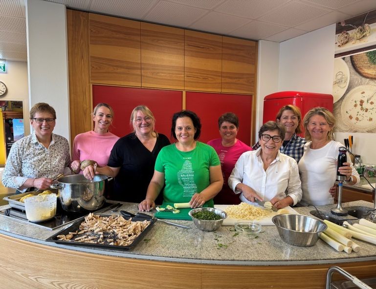 Bild 1_PA Welternährungstag_Bäuerinnen kochen für Caritas-Wärmestube_LK OÖ_Grandl_klein © LK OÖ, Grandl