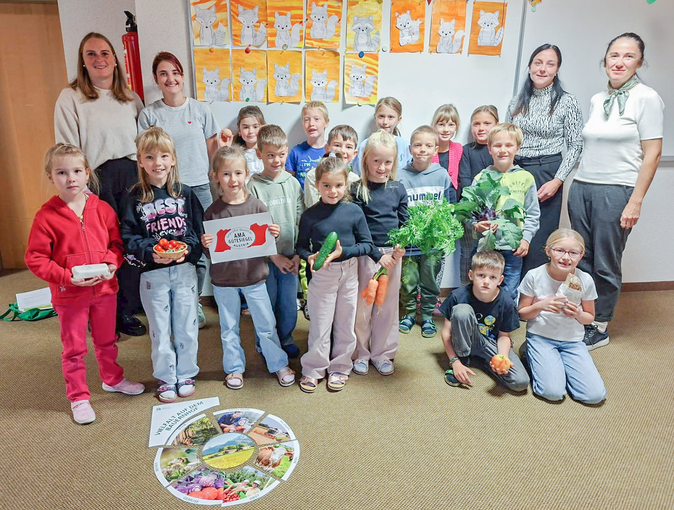 Volksschüler mit Bäuerinnen anläßlich des Aktionstages zum Welternährungstag © VS Heinfels