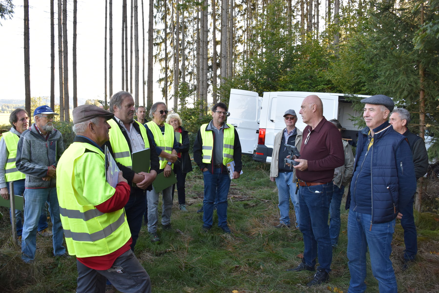 Zum_Abschluss_widmeten_sich_die_Teilnehmerinnen_der_Bekaempfung_einer_Nestattrappe_und_trainierten_die_dafuer_vorgesehenen_Einsatzablaeufe..jpg.jpg © Bienenzentrum OÖ