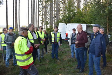 Zum_Abschluss_widmeten_sich_die_Teilnehmerinnen_der_Bekaempfung_einer_Nestattrappe_und_trainierten_die_dafuer_vorgesehenen_Einsatzablaeufe..jpg.jpg © Bienenzentrum OÖ