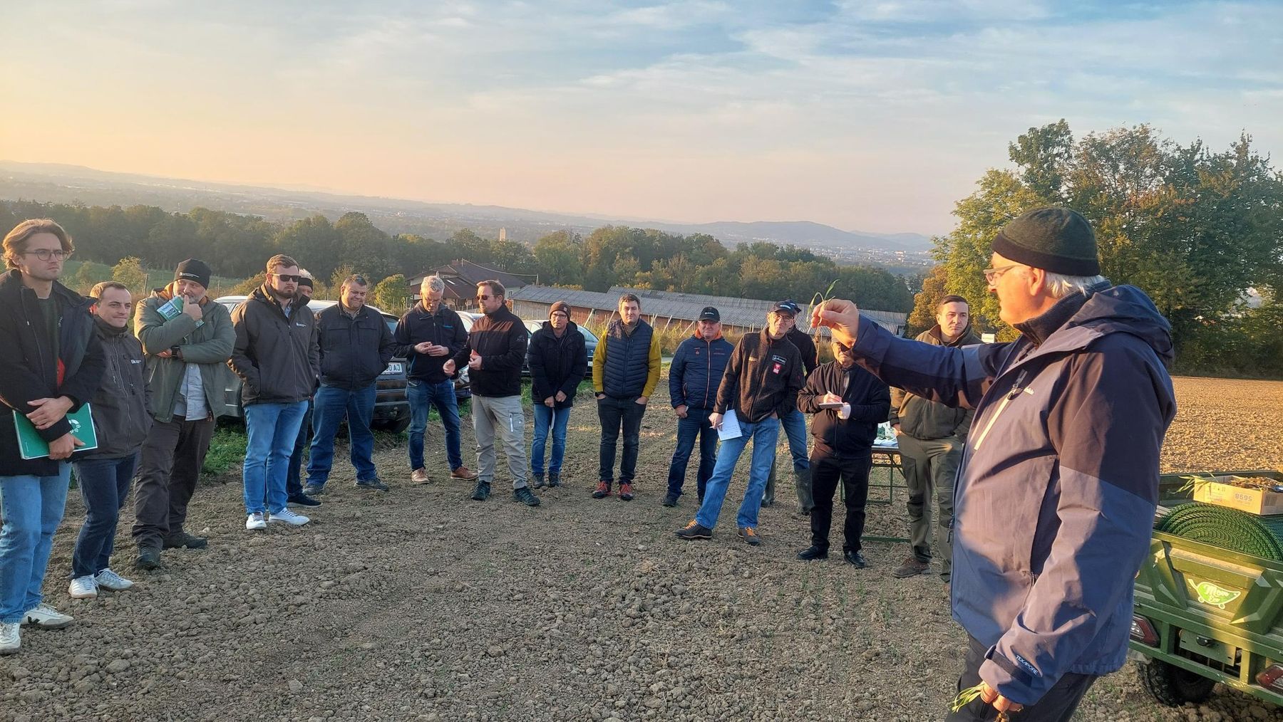 Eindrücke von der traditionellen Herbstfeldbegehung mit den Wasserbauern gemeinsam mit Norbert Ecker in Ansfelden. Besprochen wurden boden- und gewässerschonende Maßnahmen zur Düngung und zum Pflanzenschutz sowie wassersparende Bodenbearbeitung. Danke für den interessanten Austausch! © BWSB/Wallner