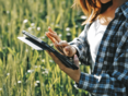 Frau mit Tablet © AdobeStock/ARMMY PICCA