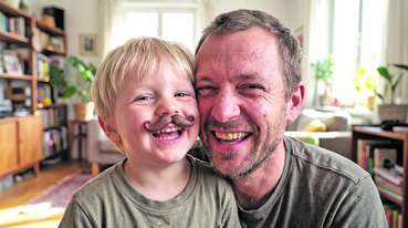 Vater und Sohn mit Schnurrbart.jpg © AdobeStock/Jian