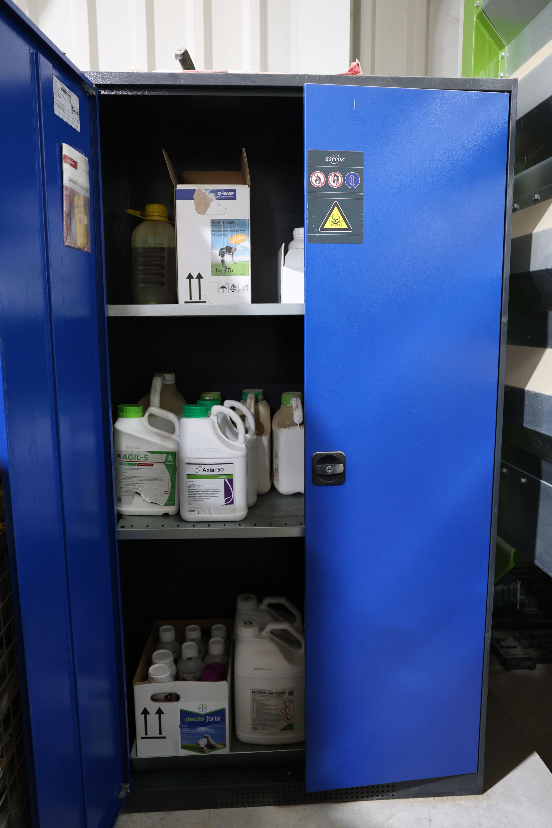 Pflanzenschutzmittel-Schrank.jpg © Paula Pöchlauer-Kozel/LK Niederösterreich