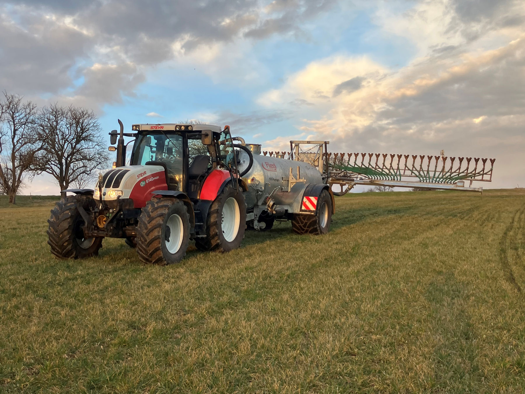 Traktor mit Güllefass.jpg © Harald Hochedlinger/LK Niederösterreich