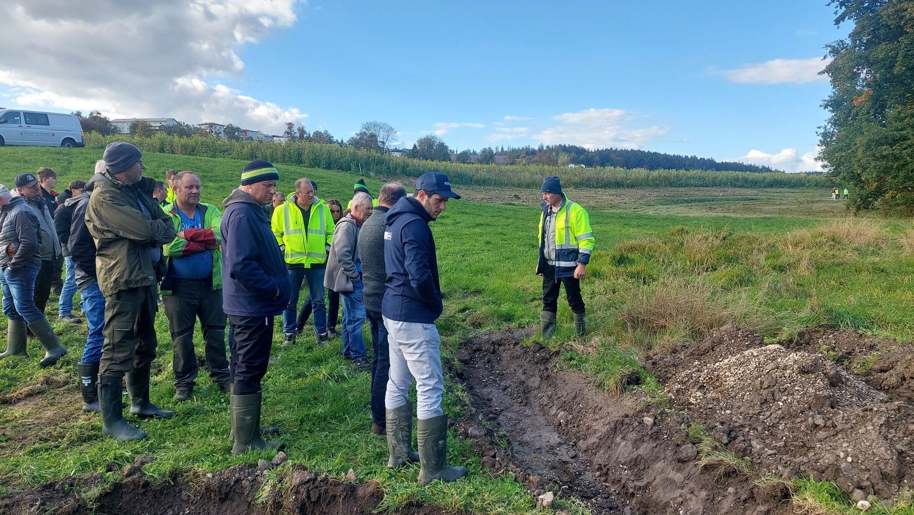 Eindrücke vom heutigen "OÖ Wasser" Feldtag in der LFS Vöcklabruck zum Thema Drainagen, Boden- und Wasserschutz und Bodenkoffer. Wir waren mit aktuellen Themen zum Boden- und Gewässerschutz mit dabei. Vorgestellt wurde u.a. der Bodenkoffer und aktuelle Fragen zum Zwischenfruchtanbau wurden umfassend diskutiert. Besonders interessant war die Präsentation der Wiederinstandsetzung defekter Drainagen. © BWSB/Wallner