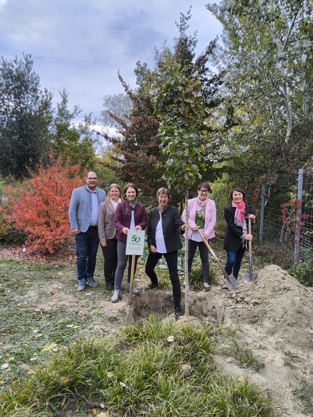 Die Bäuerinnen pflanzen eine Elsbeere auf der Garten Tulln Die Bäuerinnen pflanzen eine Elsbeere auf der Garten Tulln