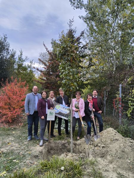 Die Bäuerinnen pflanzen eine Elsbeere auf der Garten Tulln