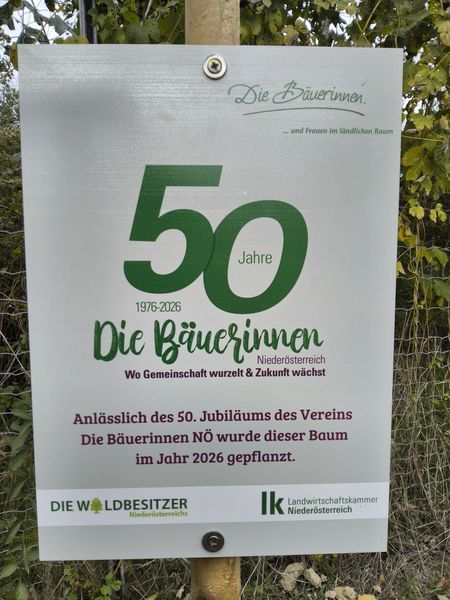 Die Bäuerinnen pflanzen eine Elsbeere auf der Garten Tulln Die Bäuerinnen pflanzen eine Elsbeere auf der Garten Tulln