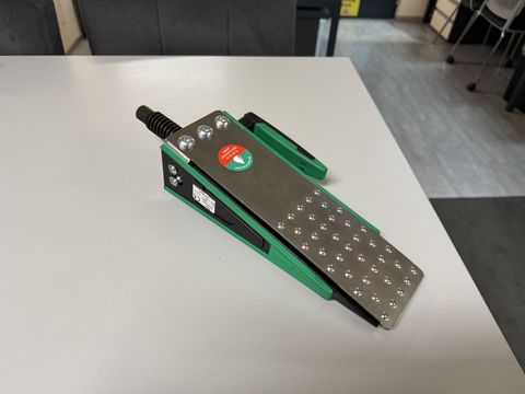 [3244-6477926-3.jpg]