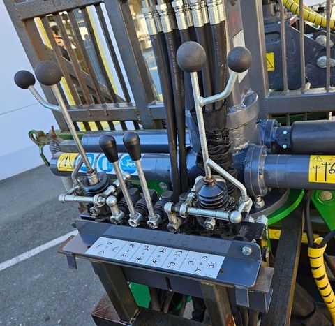 [3258-4587383-11.jpg]