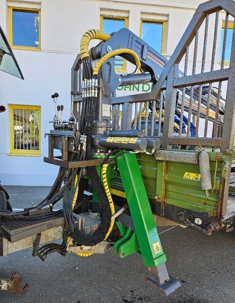 [3258-4587383-12.jpg]