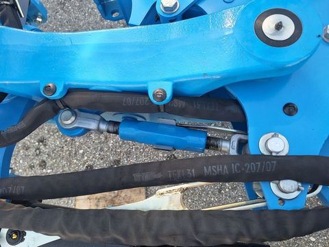 [3342-4788135-12.jpg]