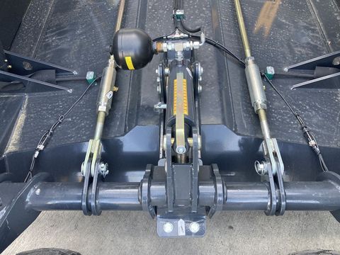 [3379-3477840-12.jpg]