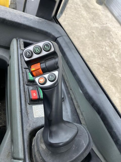 [3379-6634069-6.jpg]