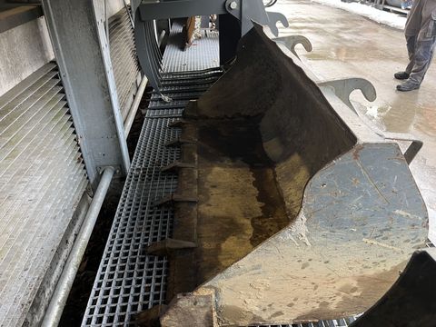 [3379-6667463-3.jpg]