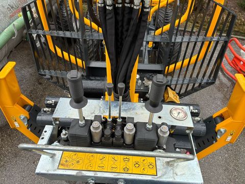 [3379-6746109-6.jpg]