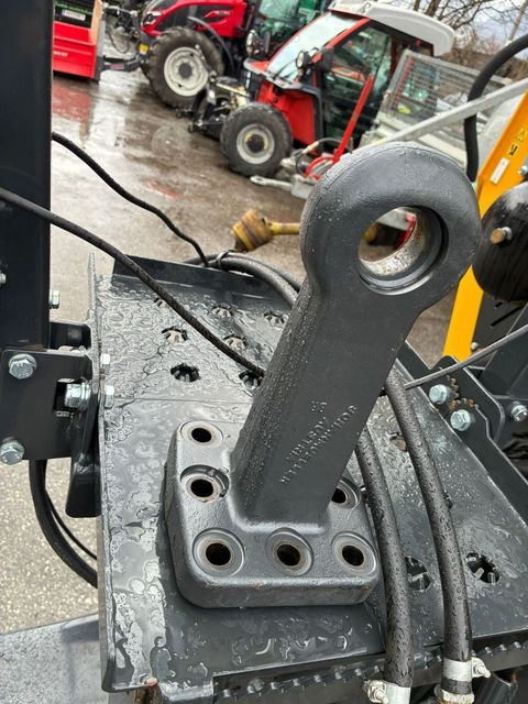 [3379-6746109-7.jpg]