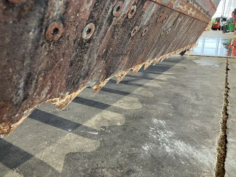 [3379-7171221-6.jpg]
