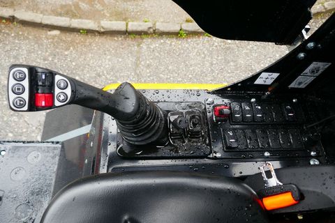 [3600-5472526-12.jpg]