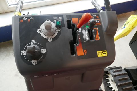 [3600-6355912-4.jpg]