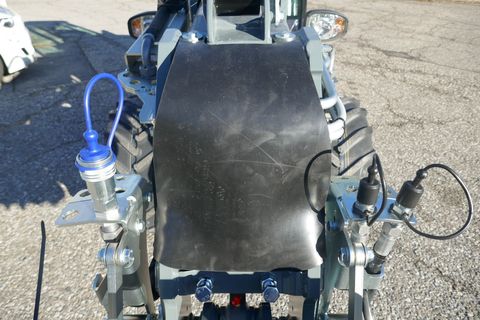 [3600-6482184-4.jpg]