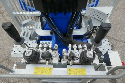 [3600-6559160-12.jpg]