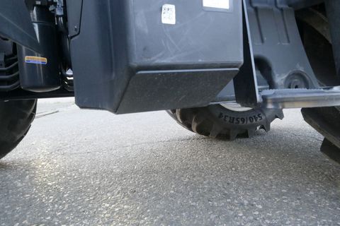 [3600-6899593-10.jpg]