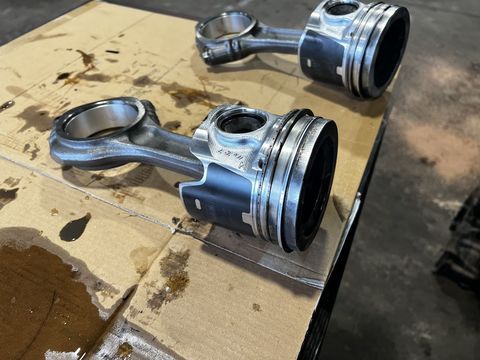 [3244-3983619-5.jpg]