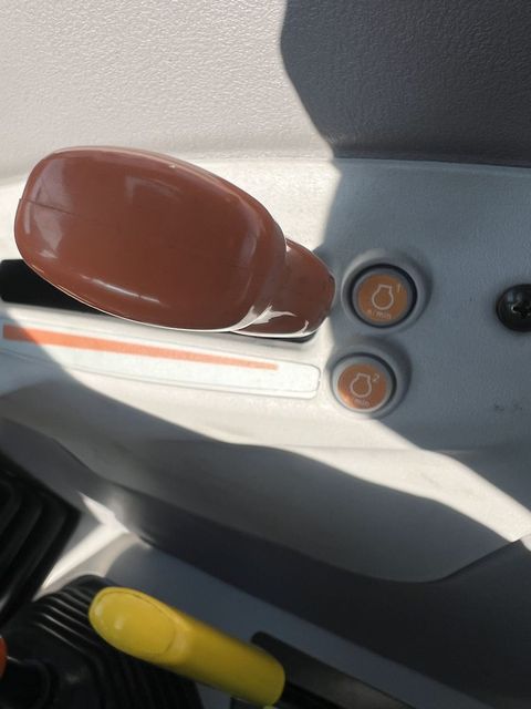 [3244-4081387-17.jpg]