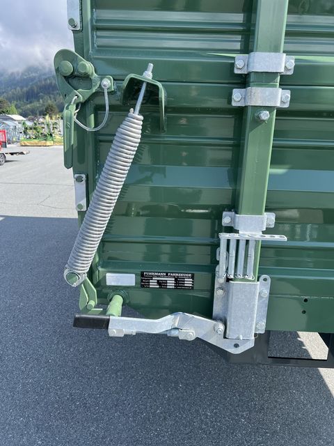 [3244-5667353-9.jpg]