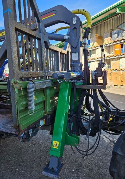 [3258-4587383-14.jpg]