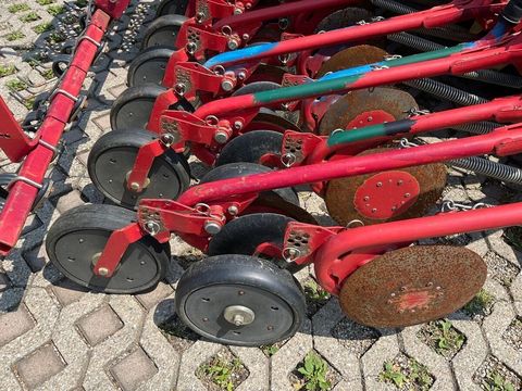 [3260-4766518-10.jpg]