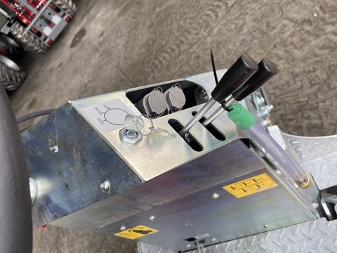 [3379-3872605-16.jpg]