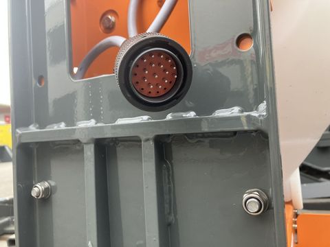 [3379-4717476-5.jpg]